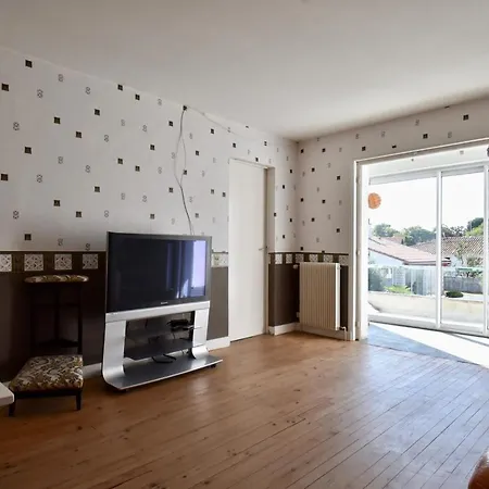 Holiday home 7 Avec Grande Piscine A 600 M De La Royan